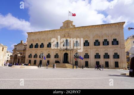 VALLETTA, MALTA - 7. APRIL 2022: Der Palast Auberge de Castille ist das Büro des Premierministers von Malta in Valletta City, Malta Stockfoto