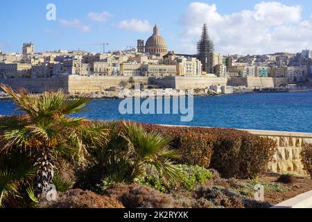 Stadtbild der Stadt Valletta von Tigne Point Foreshore, Malta Stockfoto