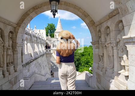 Junge Frau aus Budapest, Ungarn. Wunderschönes Mädchen, das die Fischerbastei im Burgviertel von Budapest, Ungarn, besucht. Stockfoto