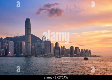 Junk-Boot in Hong Kong Victoria Harbour. Stockfoto