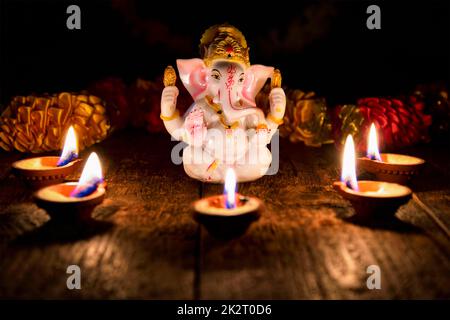 Ganesha mit Diwali leuchtet Stockfoto