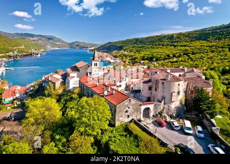 Stadt Bakar in Kvarner Bay aus der Vogelperspektive Stockfoto