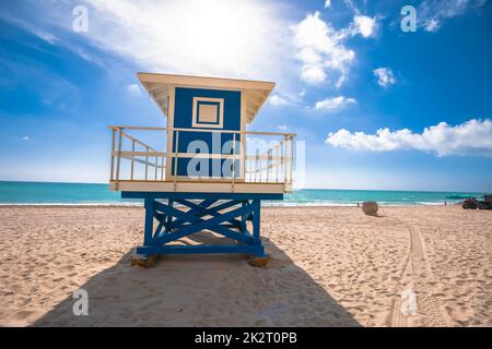 Blick auf den Sandstrand und den Rettungsschwimmturm von Fort Lauderdale Stockfoto