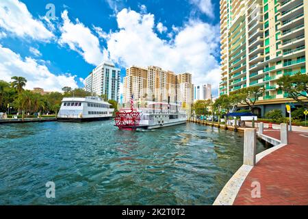 Blick auf das Hafengebiet von Fort Lauderdale und das Touristenboot Stockfoto