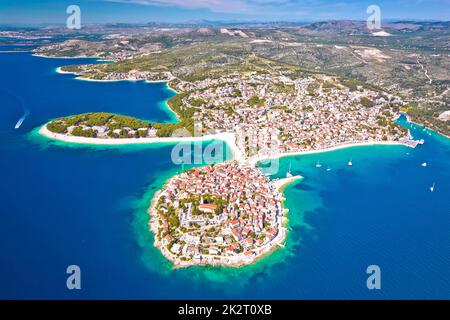 Adria-Touristenstadt Primosten mit unvergleichlichem Panoramablick auf die Inselgruppe und die Adria Stockfoto