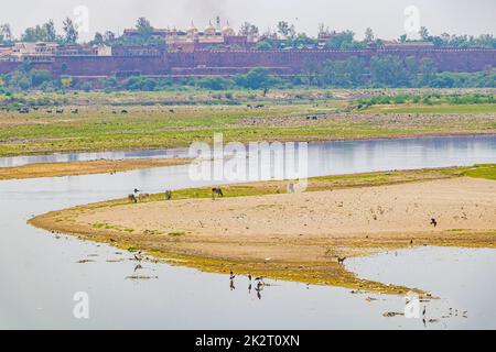 Yamuna Ghatfluß am Taj Mahal Panorama in Agra Indien. Stockfoto