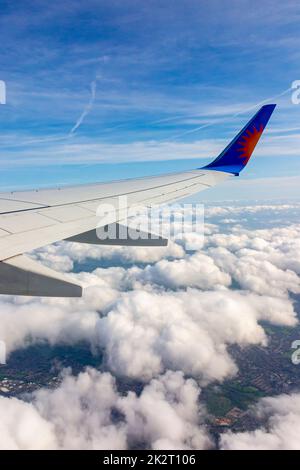 Blick aus dem Fenster auf den Flügel einer Jet 2 Boeing 737 kurz nach dem Start vom Flughafen Manchester in Nordengland Stockfoto