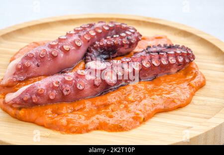 Krake mit Romesco-Sauce Stockfoto