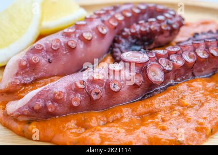 Krake mit Romesco-Sauce Stockfoto