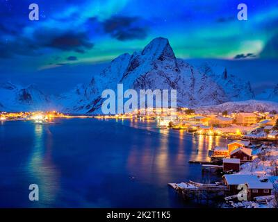 Reine Dorf in der Nacht. Lofoten, Norwegen Stockfoto