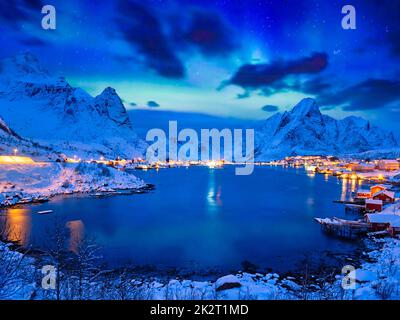 Reine Dorf in der Nacht. Lofoten, Norwegen Stockfoto