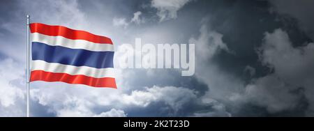 Thailändische Flagge auf einem bewölkten Himmel Stockfoto