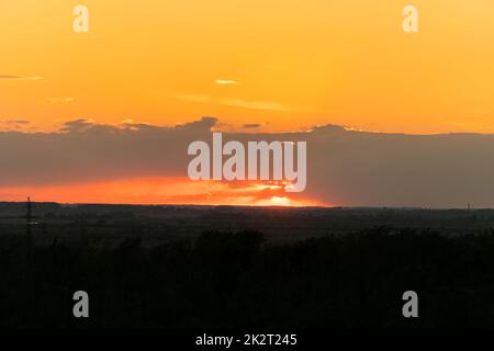 Das himmlische Licht der Sonne. Dramatischer Abendhimmel mit Wolken und Sonnenstrahlen. Sonnenlicht bei abendlichem Sonnenuntergang oder Sonnenaufgang am Morgen. Panoramablick auf die Wolken in Bewegung. Goldene Sonnenstrahlen und Wolken Stockfoto