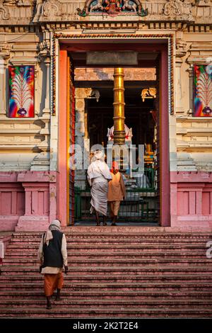 Menschen, die Rangji Tempel zu Rangji, einer Inkarnation von Herrn Vishnu gewidmet betreten. Pushkar, Rajasthan, Indien Stockfoto
