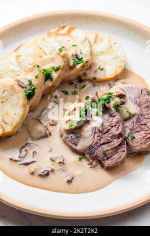 Fleisch mit Pilzsauce und karlsbader Knödel Stockfoto