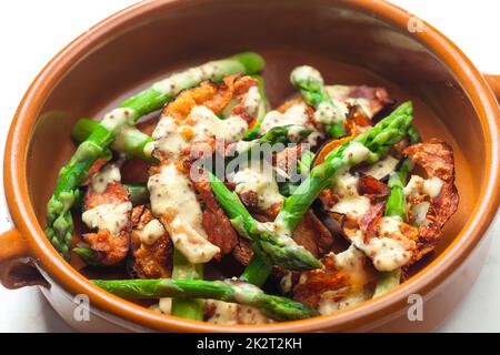 Grüner Spargel mit Speck und Senfsoße Stockfoto