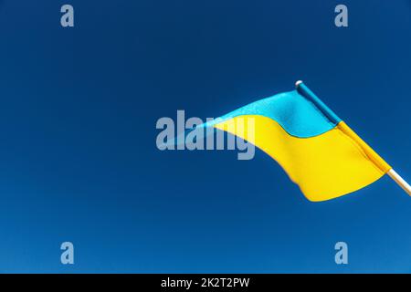 Große zweifarbige gelbblaue ukrainische Staatsflagge, Unabhängigkeits-Verfassungstag Stockfoto