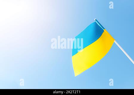 Große zweifarbige gelbblaue ukrainische Staatsflagge, Unabhängigkeits-Verfassungstag Stockfoto