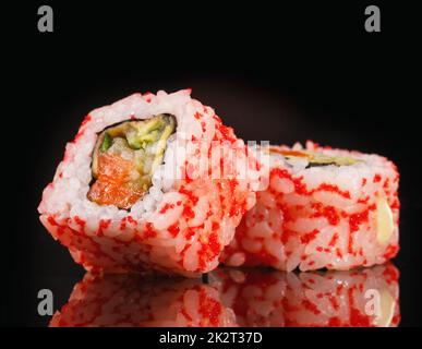Sushi auf schwarzem Hintergrund mit Spiegelung. Stockfoto