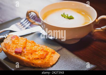 Pilzsuppe mit Knoblauchbrot gesund beakfast in karamischem Schlag und Teller Objekt Stillleben. Stockfoto