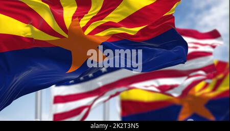 Die Flaggen des Staates Arizona und der Vereinigten Staaten winken im Wind Stockfoto