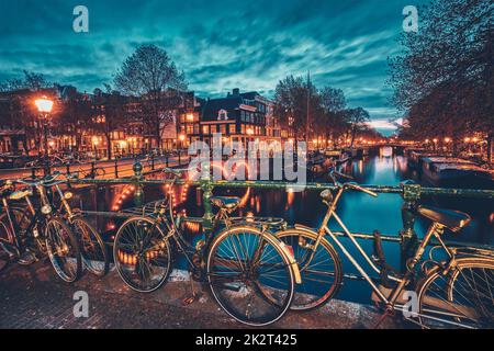 Amsterdam Canal, die Brücke und die mittelalterlichen Häuser am Abend Stockfoto