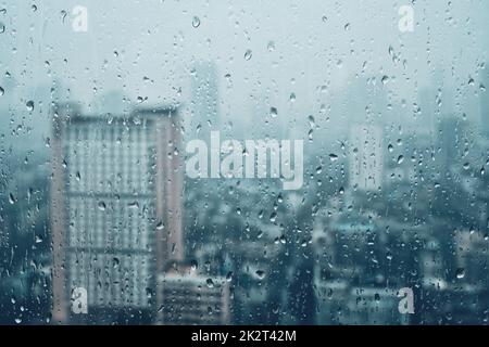 Regentropfen am Fenster Stockfoto