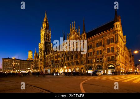 Marienplatz bei Nacht mit Neues Rathaus Neues Rathaus Stockfoto