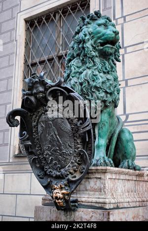 Bayerische Löwenstatue im Münchner Residenzpalast Stockfoto