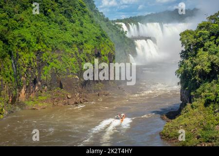 Schnellboot auf dem Iguazu Fluss bei den Iguazu Fällen, Blick von der argentinischen Seite Stockfoto