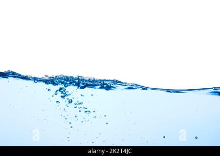 Hellblaue Wasserwelle mit Luftblasen und ein wenig Etwas unter Wasser gespritzt Stockfoto