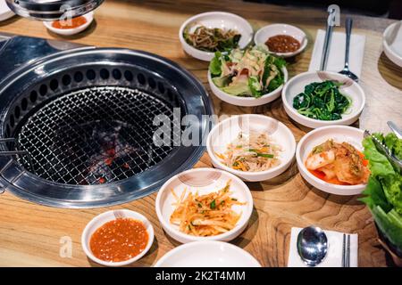 Koreanische Gurke oder eingelegtes Rettich-Gemüse und Gewürze auf der Schüssel Stockfoto