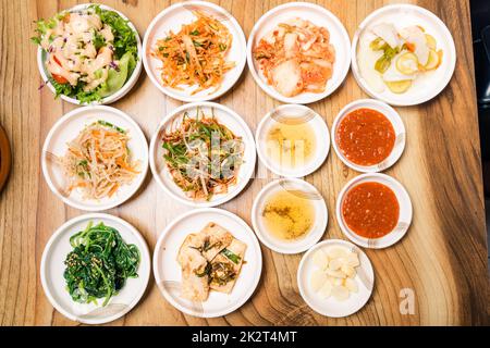 Koreanische Gurke oder eingelegtes Rettich-Gemüse und Gewürze auf der Schüssel Stockfoto