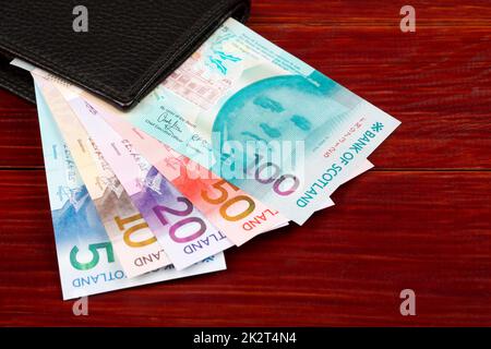 Schottisches Geld in der schwarzen Brieftasche Stockfoto