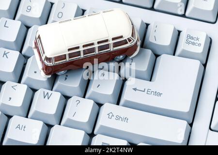 Kleines Auto auf der Tastatur Stockfoto