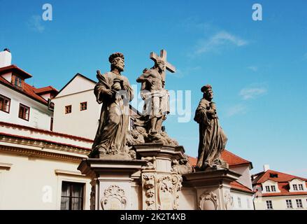 Statue des Heiligen Erlösers mit Cosmas und Damian auf der Karlsbrücke in Prag, Tschechische Republik Stockfoto