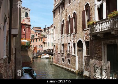 Kanal in Venedig, Italien. Exquisite Gebäude entlang der Grachten. Stockfoto