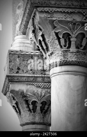 Die Spalten auf der Außenseite der Basilika Saint Mark am Piazza San Marco in Venedig, Italien Stockfoto