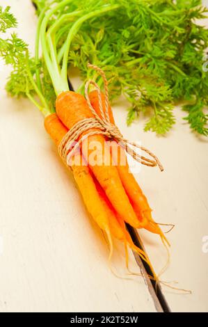 Baby-Karotten-Bündel mit einem Seil gefesselt Stockfoto