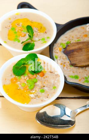 Herzhafte orientalische Kichererbsen und Gerstensuppe Stockfoto