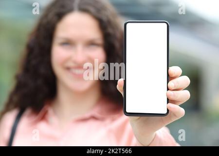 Glückliche elegante Frau mit leerem Telefonbildschirm Stockfoto