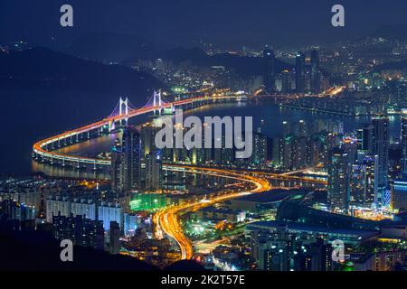 Busan Stadtbild Gwangan Bridge bei Nacht Stockfoto