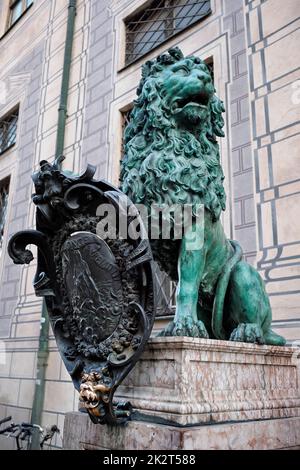 Bayerische Löwenstatue im Münchner Residenzpalast Stockfoto