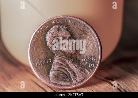 Münze mit Dollarcent in Nahaufnahme. Ein Darlehen oder Darlehen in US-Dollar erhalten. Zahlungsberechnung an der Kasse. Die Ökonomie des US-Dollars für Wirtschaft und Finanzen. Stockfoto