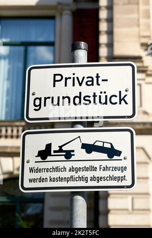 Parkverbot in Magdeburg. Übersetzung: Privateigentum, geparkte Fahrzeuge werden gegen eine Gebühr abgeschleppt Stockfoto