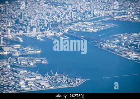 Die Skyline von Kobe aus der Sicht eines Flugzeugs Stockfoto