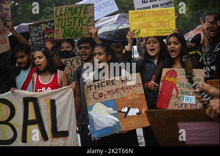 Neu-Delhi, Delhi, Indien. 23. September 2022. Aktivisten rufen Slogans in einer "Global Climate Strike"-Demonstration über das Bewusstsein für den Klimawandel in Neu-Delhi auf (Foto: © Kabir Jhangiani/ZUMA Press Wire) Quelle: ZUMA Press, Inc./Alamy Live News Stockfoto