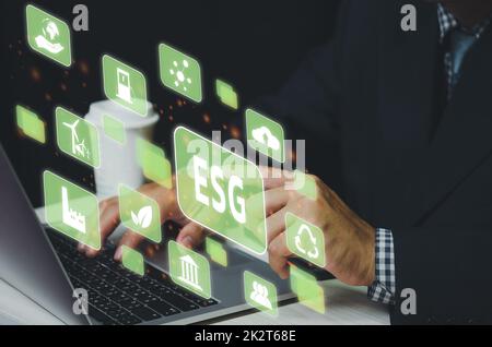 Geschäftsmann berühren ESL Umwelt Social Governance virtuellen Bildschirm Internet Business Technology Konzept. Stockfoto