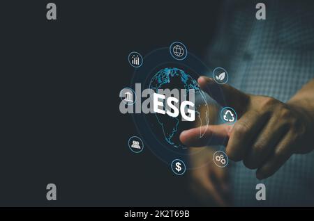 Geschäftsmann berühren ESL Umwelt Social Governance virtuellen Bildschirm Internet Business Technology Konzept. Stockfoto