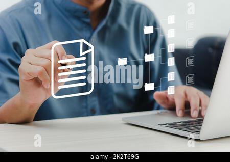 Geschäftsmann berühren Symbole auf virtuellen Bildschirm Enterprise Resource Planning ERP Dokumentenmanagement.Document Management System DMS-Konzept. Stockfoto